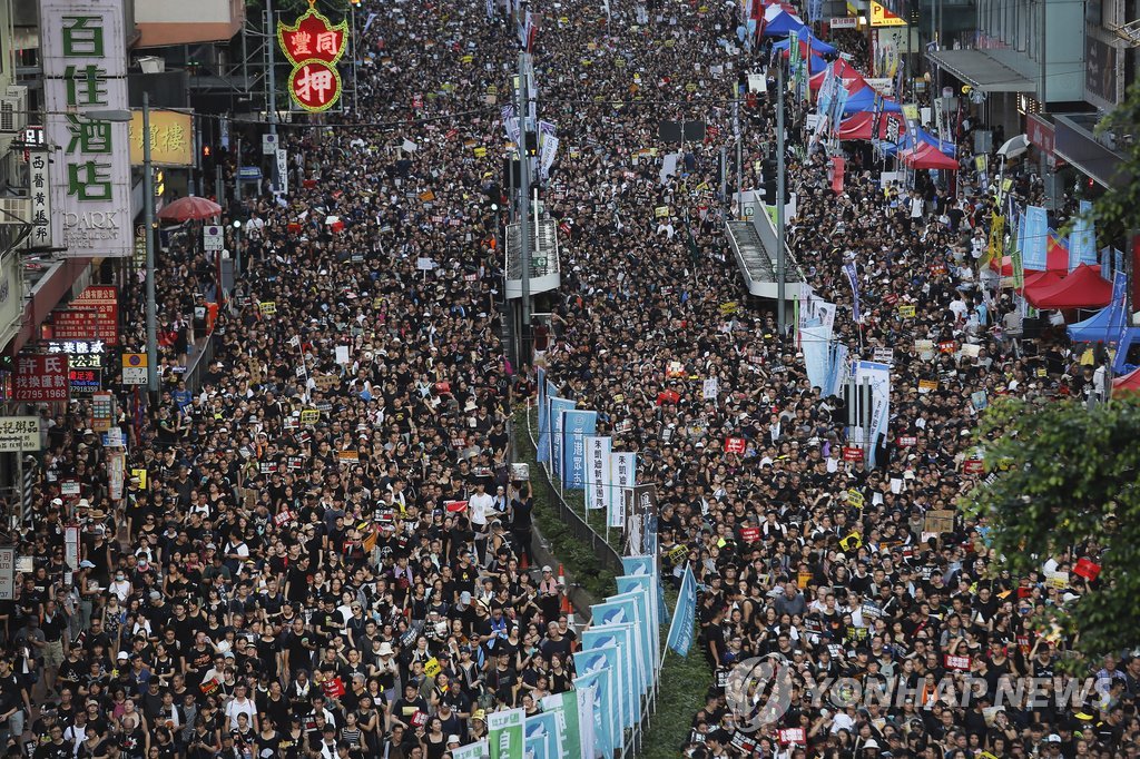홍콩 주권반환 기념일에 대규모 시위