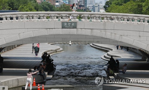 더위 피해 다리 그늘로