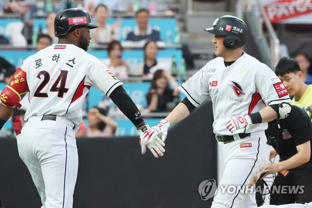 kt wiz 주장 유한준(오른쪽)