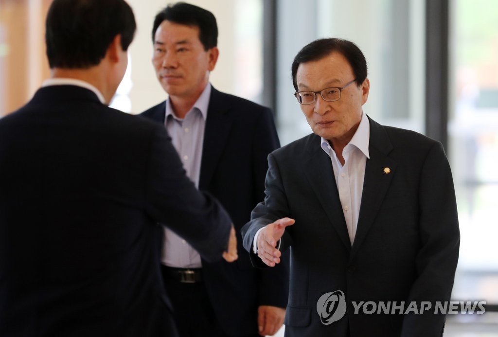 악수하는 이해찬 대표