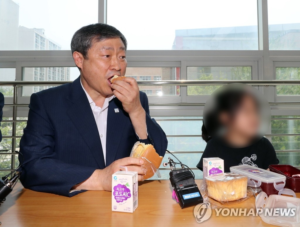 대체급식 맛보는 박백범 교육부 차관