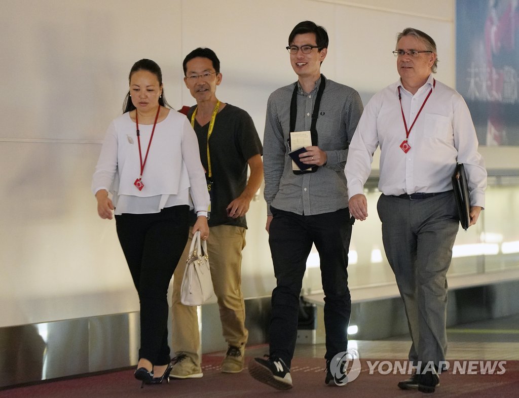 북한서 석방 후 일본 도착한 호주인 유학생