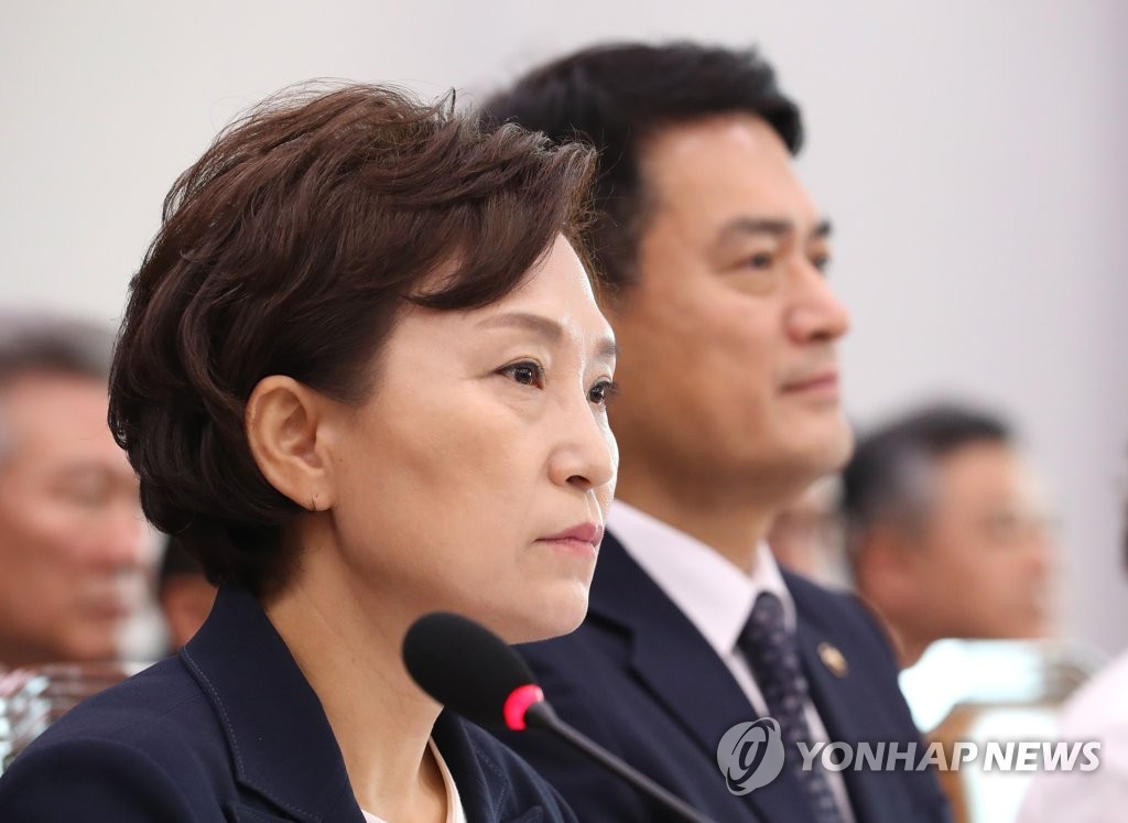 국토위 전체회의 참석한 김현미 장관