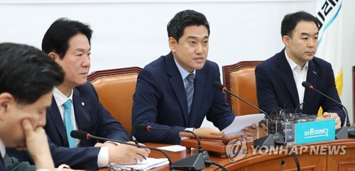 원내정책회의에서 발언하는 오신환