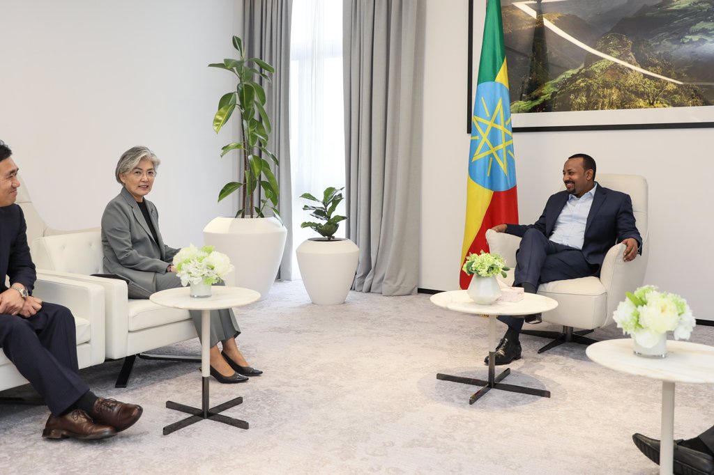 وزيرة الخارجية تجتمع مع رئيس الوزراء الإثيوبي وزيرة الخارجية تجتمع مع رئيس الوزراء الإثيوبي