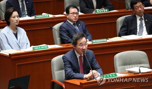 질의에 답변하는 이낙연 총리