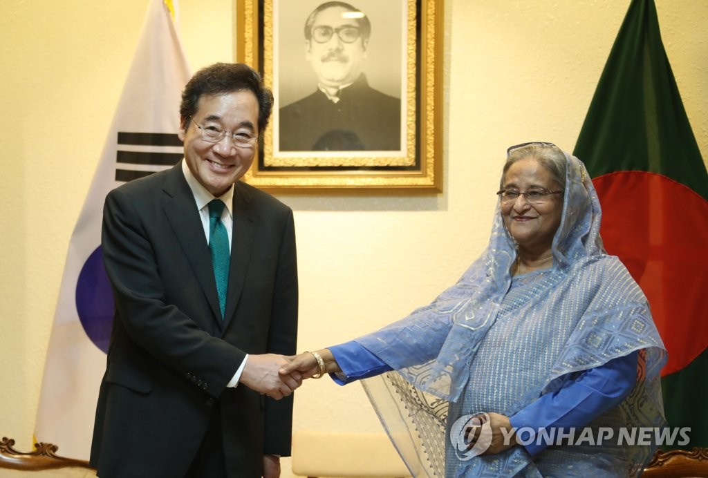 하시나 방글라데시 총리와 악수하는 이낙연 총리