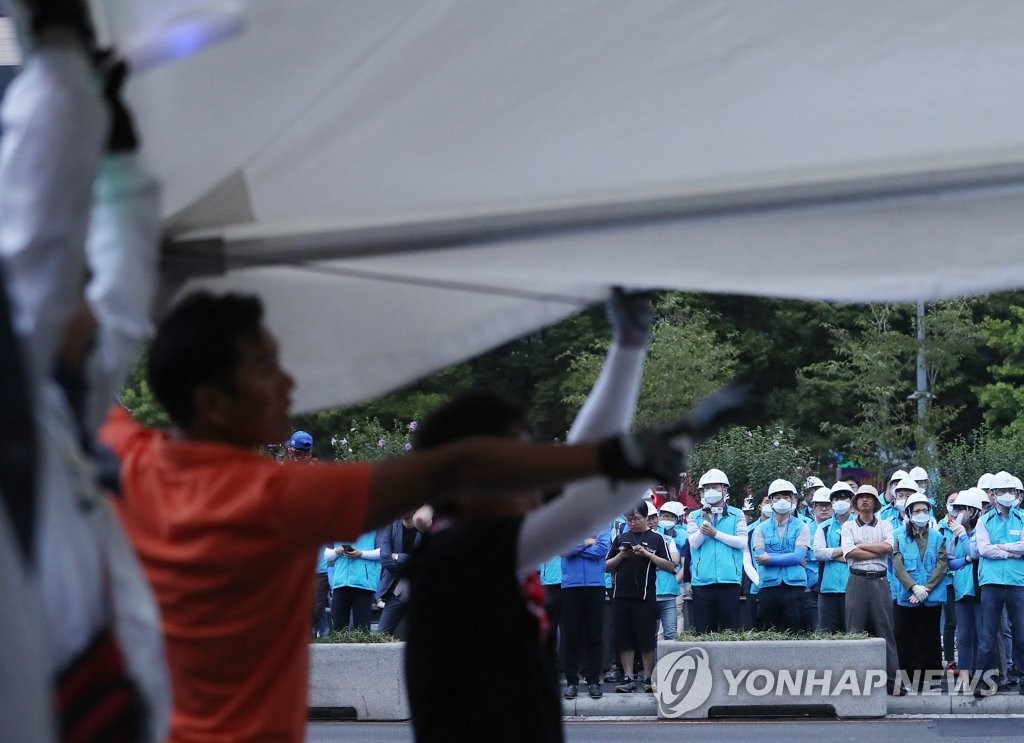 자진철거 바라보는 서울시 관계자