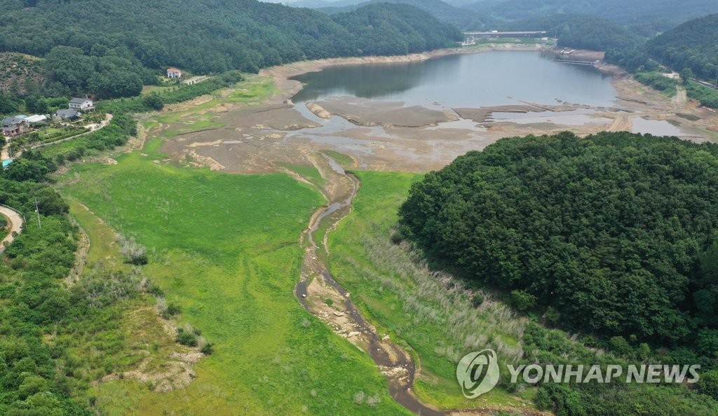 군데군데 바닥 드러낸 마둔저수지