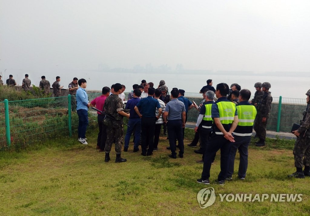 '잠망경 추정 물체 발견 신고' 확인 중