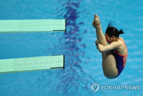 South Korean diver Kim Su-ji competes in the women's 3m springboard preliminary at the FINA World Championships at Nambu University Municipal Aquatics Center in Gwangju, 330 kilometers south of Seoul, on July 18, 2019. (Yonhap)