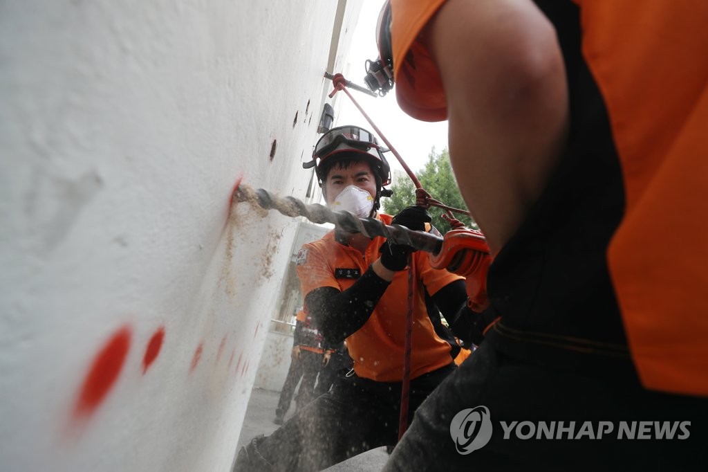 붕괴사고 대비 훈련중