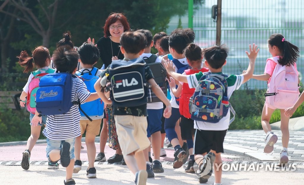 방학 시작, 선생님 배웅 받으며