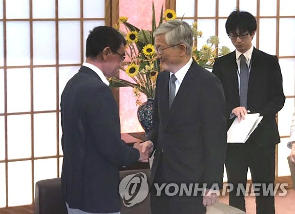 河野外相が韓国大使に抗議 河野外相が韓国大使に抗議