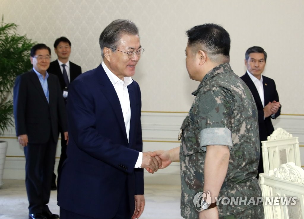 박한기 합참의장과 인사하는 문 대통령