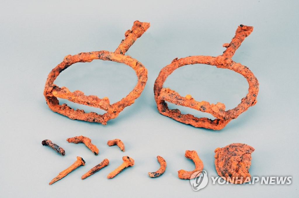 나주 송제리 고분서 출토된 등자 등 유물들