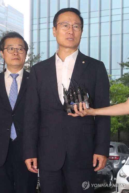질문에 답하는 홍영표