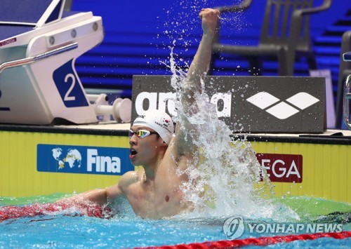 El nadador surcoreano Yang Jae-hun llega primero en las preliminares de 50 metros libres masculinos del 18º Campeonato del Mundo de la Federación Internacional de Natación (FINA), disputadas, el 26 de julio del 2019, en el Centro Acuático Internacional de la Universidad Nambu, en Gwangju, a 330 kilómetros al sur de Seúl. (ⓒComité Organizador del Campeonato Mundial de la FINA de Gwangju 2019 y Agencia de Noticias Yonhap. Prohibida su reventa y archivo)