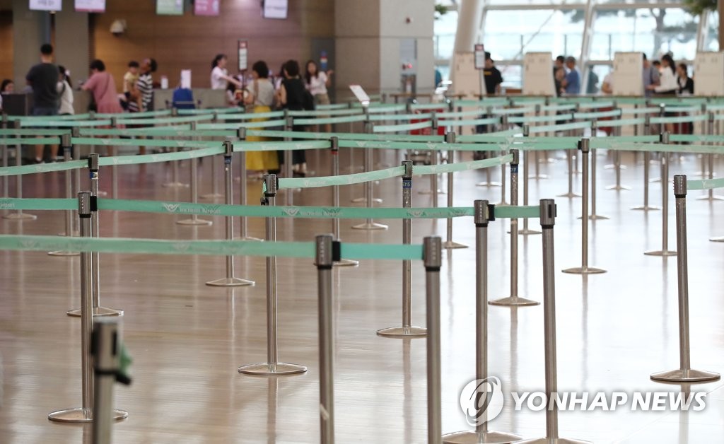 한산한 일본행 탑승수속 카운터