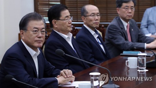 청와대 수석·보좌관들과 문 대통령,