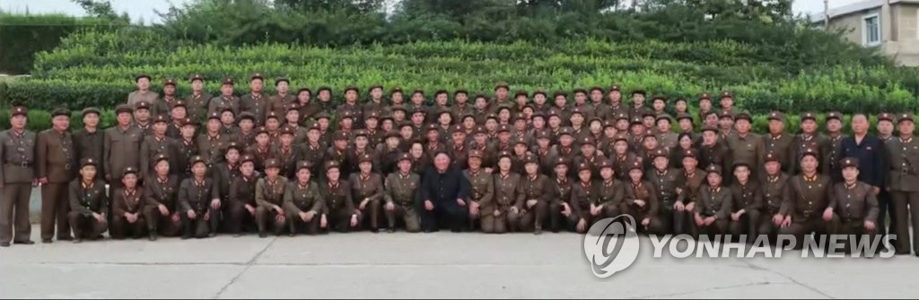 북한 김정은, 신형전술유도탄 발사 참관 후 기념촬영