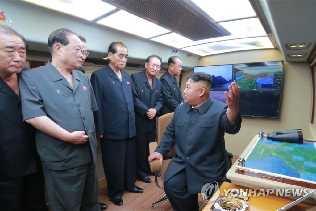 북한 김정은, 신형전술유도탄 발사 참관