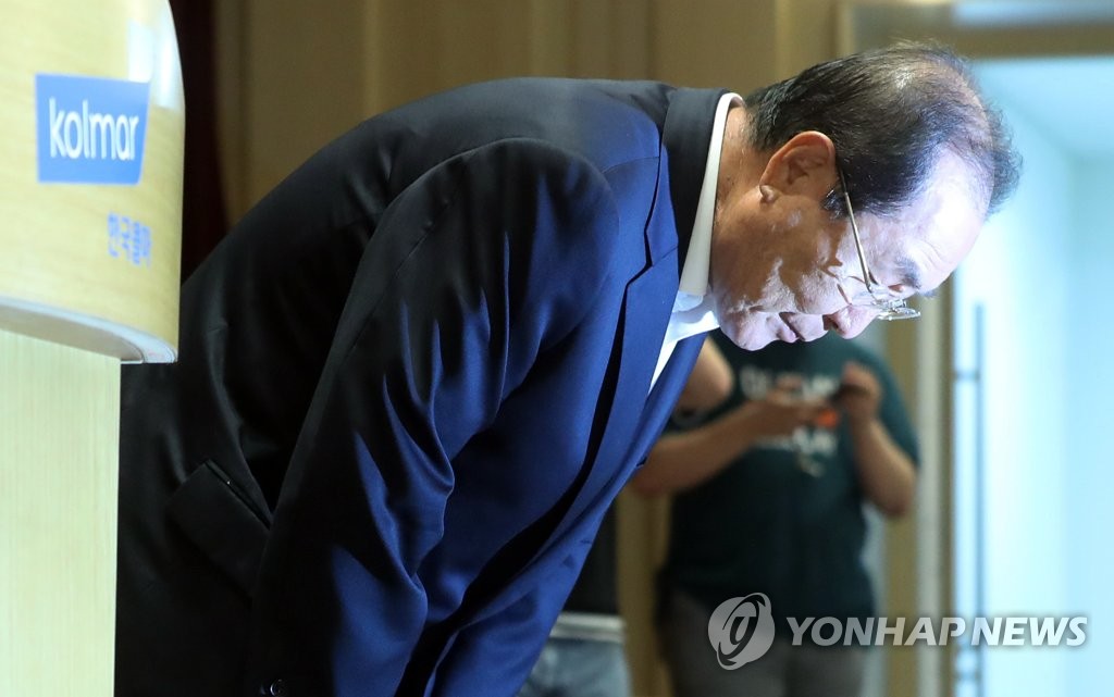 한국콜마 윤동한 회장 "국민께 사죄…회사경영서 물러날 것"