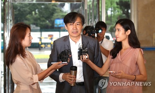 청문회 준비 사무실로 출근하는 조국