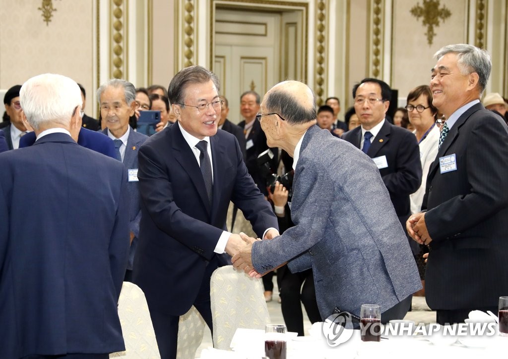 생존 애국지사와 인사 나누는 문 대통령