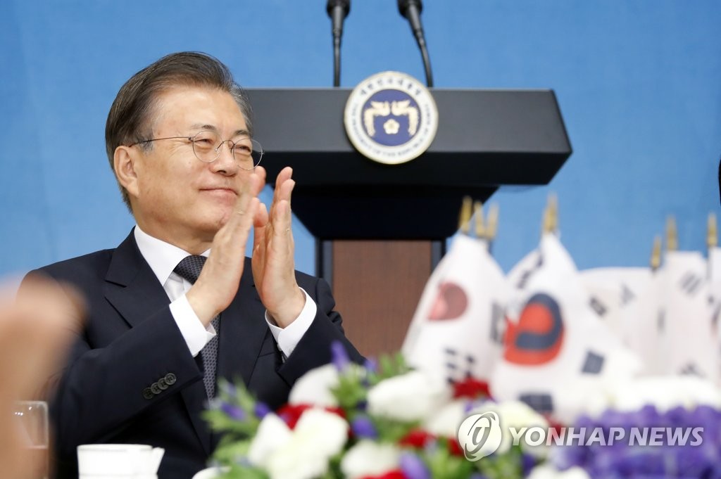 유공자 후손에게 박수보내는 문 대통령