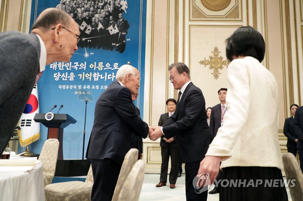 독립유공자 및 후손들과 인사하는 문 대통령