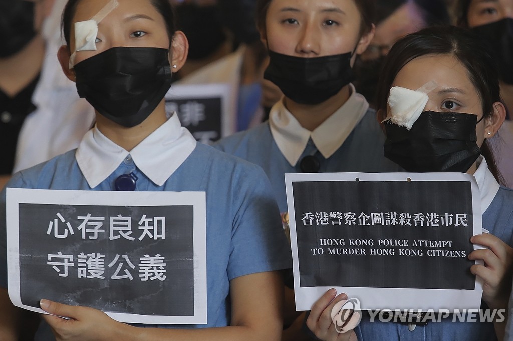 '안대', '검은 마스크' 쓰고 항의하는 홍콩 간호사들