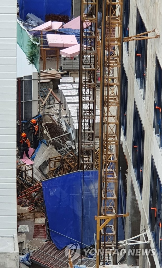 속초 아파트 공사용 승강기 추락…5명 사상