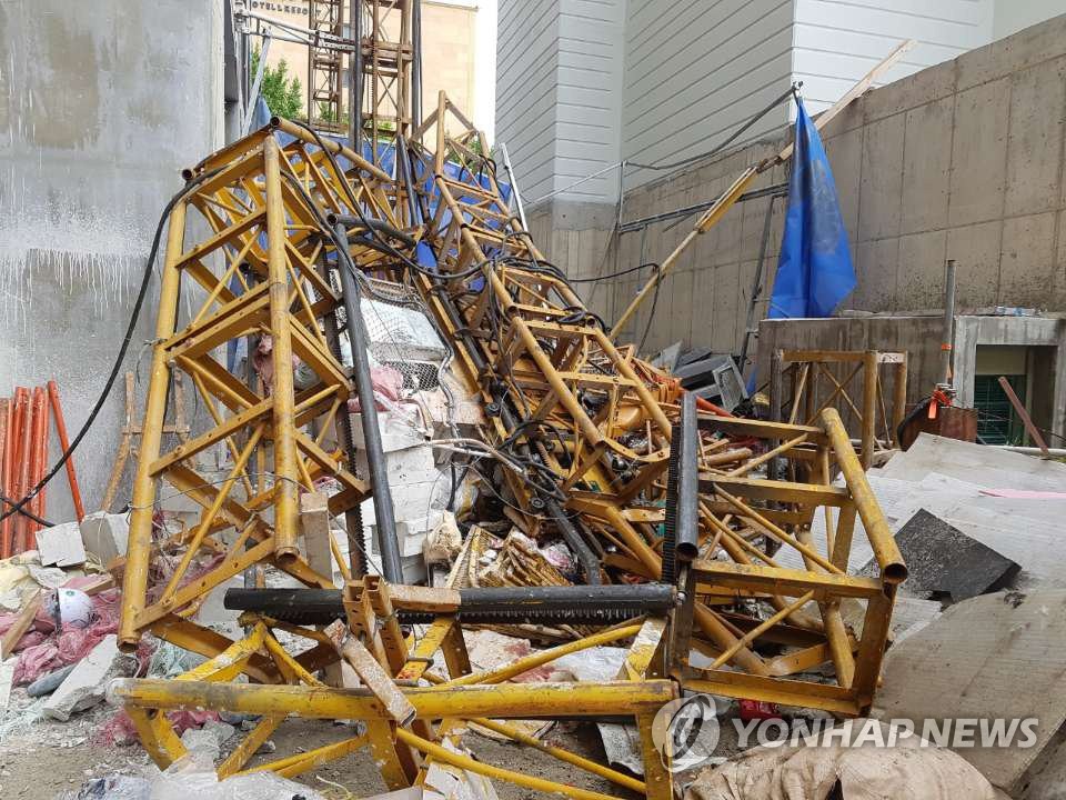 속초 아파트 공사용 승강기 추락…6명 사상