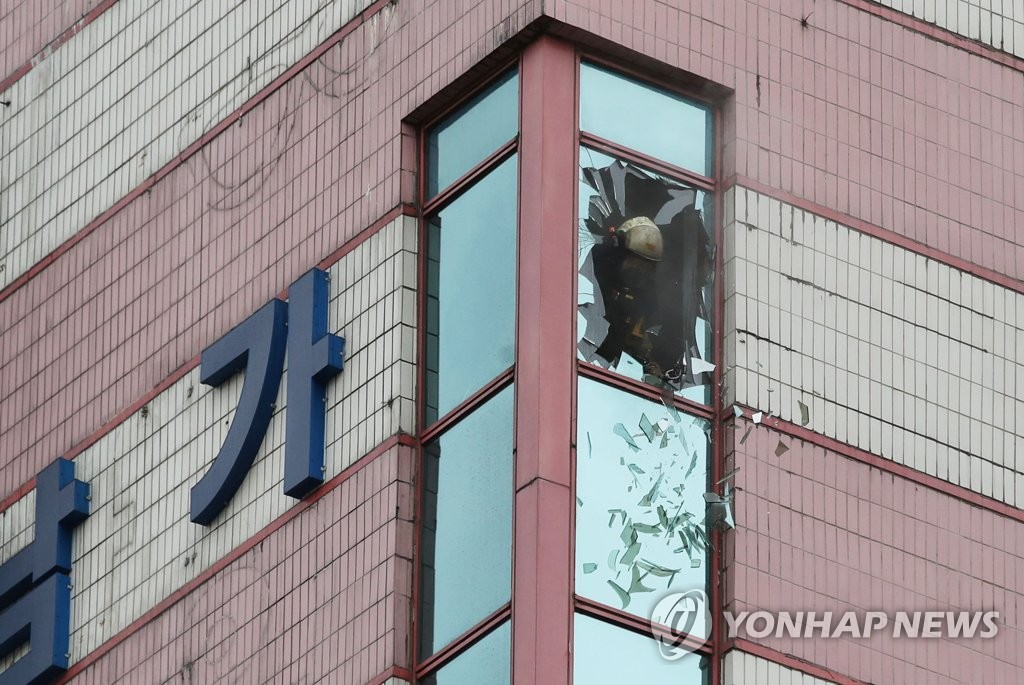 신속한 화재 진압 작업