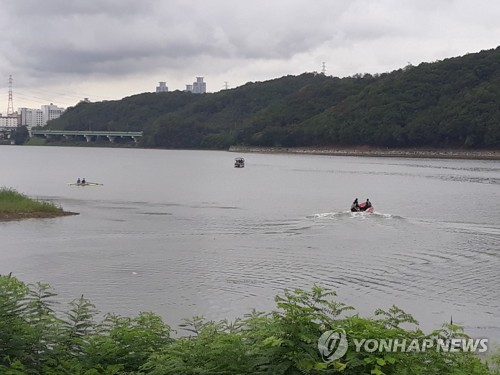 실종자 수색 중인 소방대원들