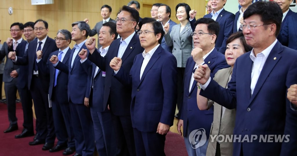 파이팅 외치는 자유한국당 의원들