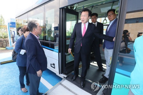전기버스 운행 현장 찾은 손학규 대표