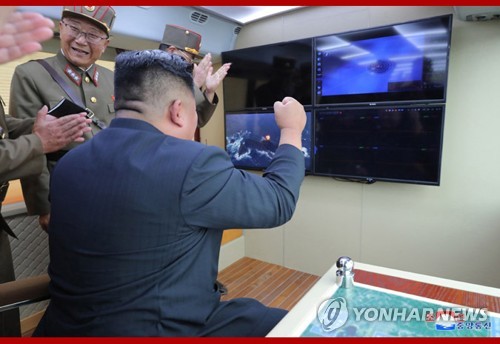 북한 또 '새 무기' 시험사격…주먹 불끈 쥔 김정은