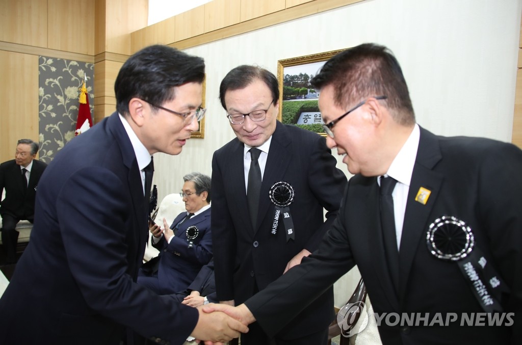 악수하는 황교안-박지원
