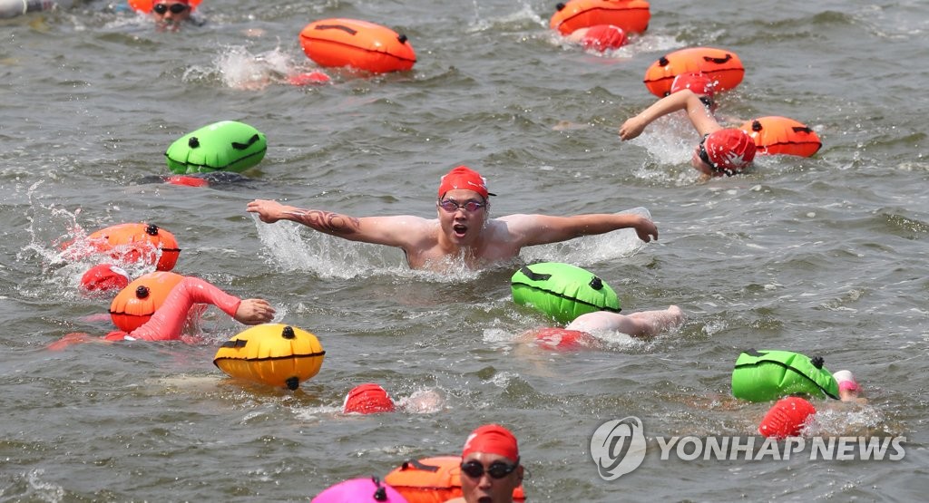 맨몸으로 한강을 건너는 사람들
