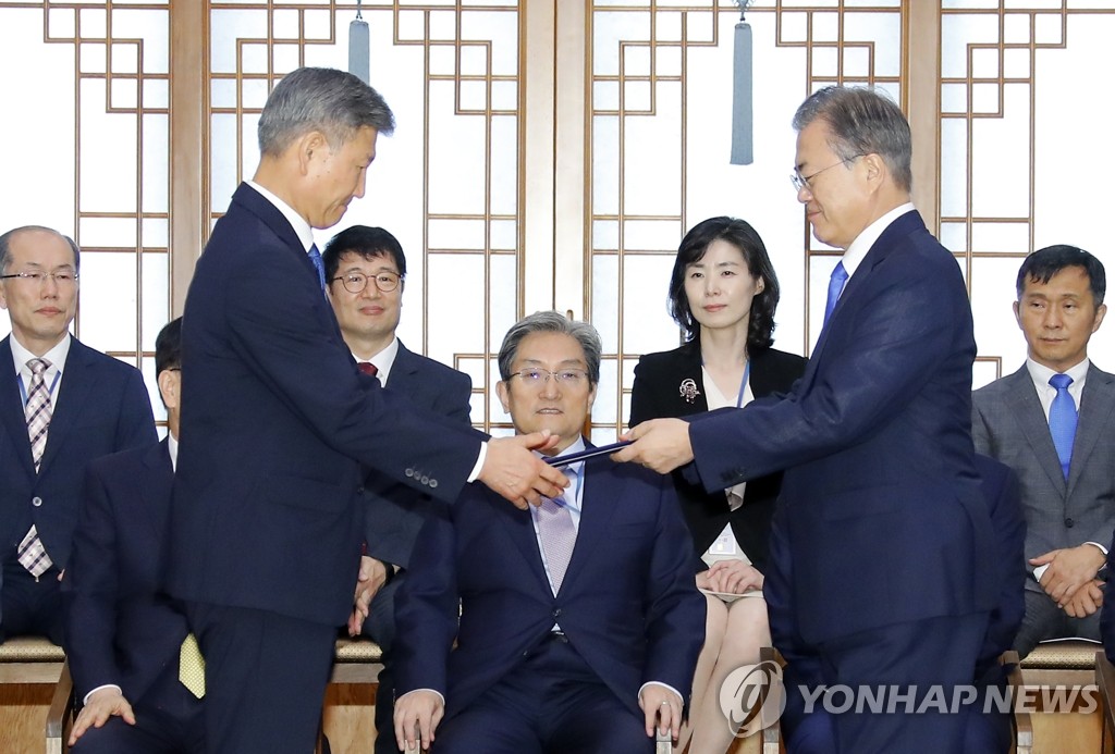 문 대통령, 박삼득 신임 국가보훈처장에게 임명장 수여
