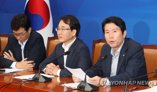 발언하는 이인영 원내대표