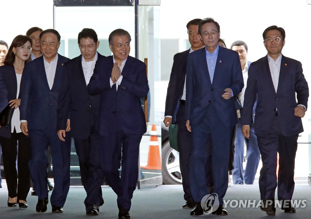 탄소섬유 신규투자 협약식 참석하는 문 대통령