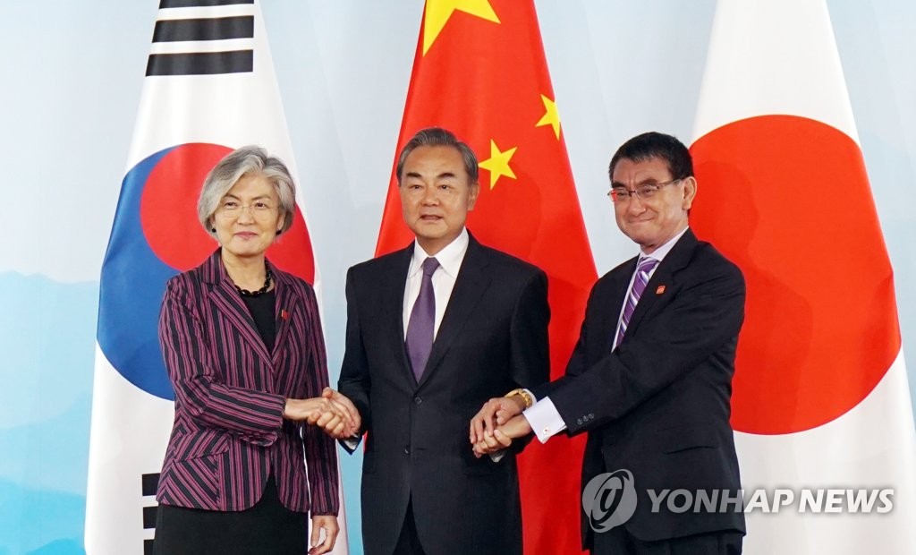 北京で韓日中外相会談 北京で韓日中外相会談