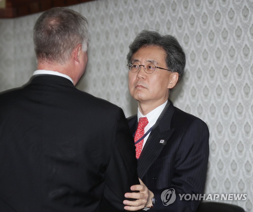 인사하는 김현종 2차장과 스티븐 비건