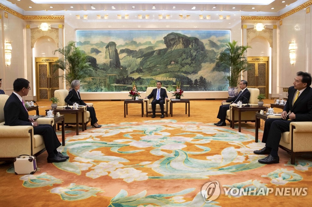 한·일 외교장관 면담하는 리커창 중국 총리