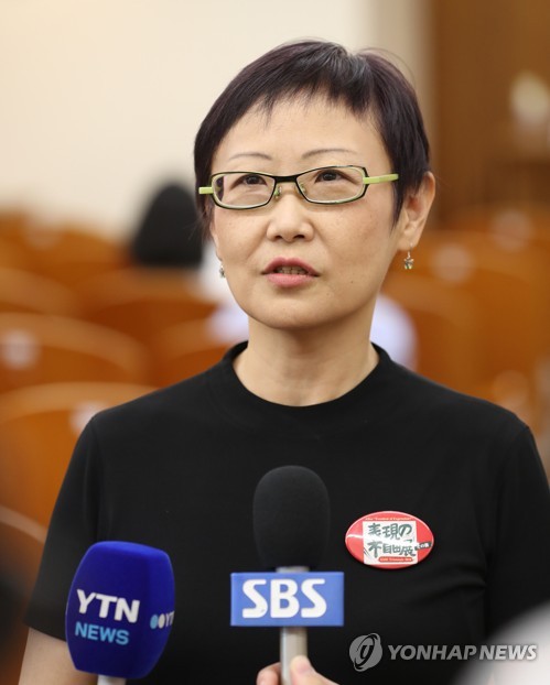 인터뷰 하는 오카모토 유카 실행위원