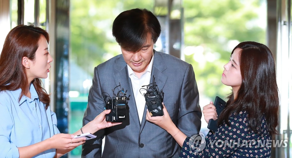 고개숙여 인사하는 조국 후보자