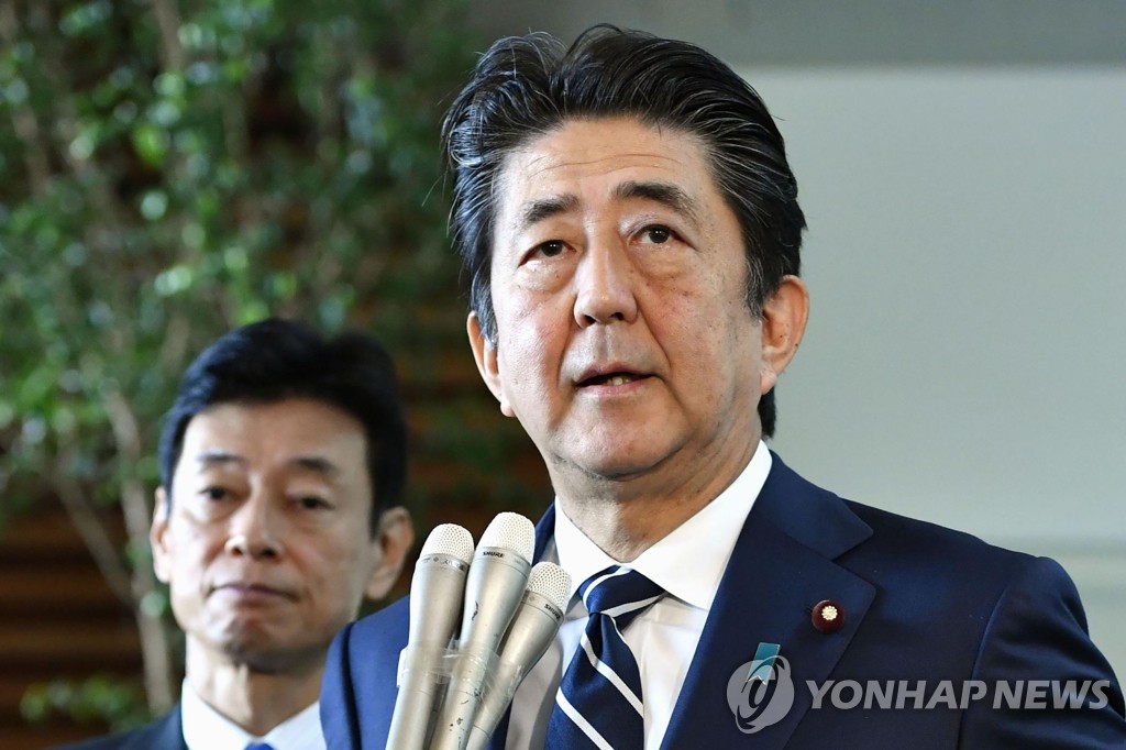 취재진 질문에 답하는 일본 아베 총리